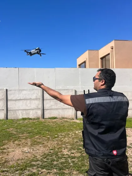 Inspector de SDS operando un dron para revisar techumbres