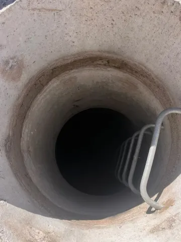 Cámara de alcantarillado abierta para inspección