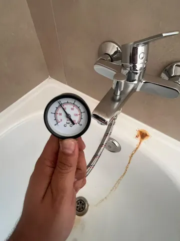 Manómetro midiendo la presión del agua en una tina